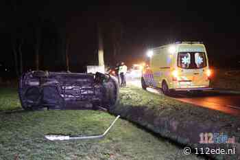 Bestelbus vliegt uit de bocht en belandt op z'n kant in Kootwijkerbroek