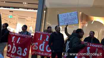 Il blitz dei facchini di Zara al centro commerciale: “Siamo in sciopero, vogliamo salario decente”