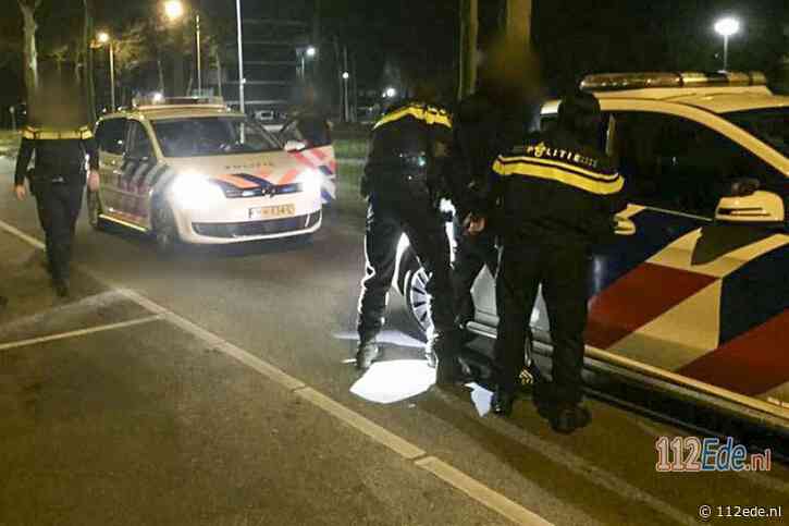 Bewoner betrapt inbreker en achtervolgt hem totdat politie aanwezig is