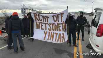 Protesters block ports, streets and rails over anti-pipeline arrests in B.C.