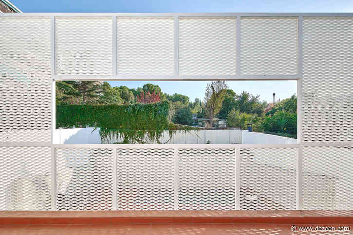 Bonba Studio encases extension in Barcelona in white metal mesh
