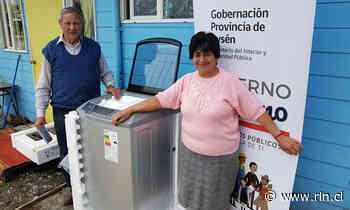 Vecina de Puerto Cisnes recibe ayuda gestionada desde la Gobernación de Aysén - Radio Las Nieves