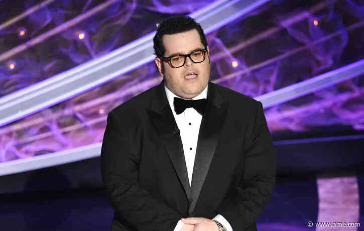 Josh Gad mocks John Travolta at Oscars 2020 while introducing Idina Menzel