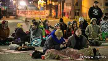 Police arrest anti-pipeline protesters at Vancouver port after arriving to enforce injunction