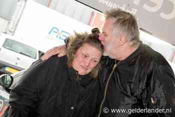 Pieter-Jan en Tonnie kregen een nieuwe auto cadeau nadat hun oude uitbrandde: ‘Is deze voor ons?’