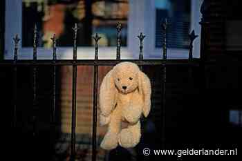 Stiefvader (32) ontkent doden baby, zijn vriendin gelooft hem en barst in rechtszaal in huilen uit