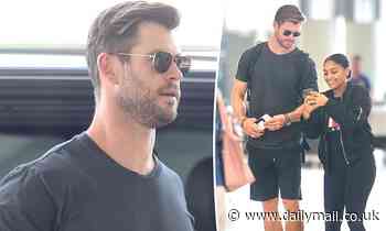 Chris Hemsworth takes photos with fans at Brisbane Airport - Daily Mail