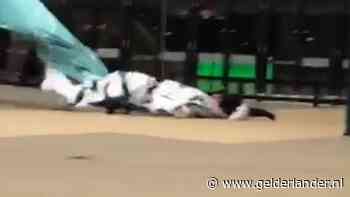 Mannen verdwijnen in metersgroot doek door wind, vriendengroep giert het uit: 'We hielden het niet meer’