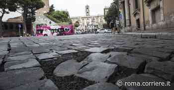 Buche, strade strette e doppie file: Roma città inadatta alle bici - Corriere della Sera