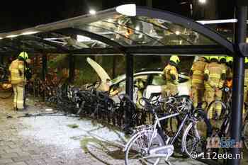 Tesla crasht in fietsenstalling van station Veenendaal De Klomp