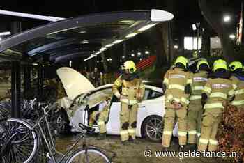 Auto ramt fietsenstalling op station Veenendaal-De Klomp, bestuurder in ambulance nagekeken