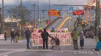 RCMP arrests in Wet'suwet'en territory spark protests nationwide