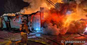 Metcalfe restaurant’s front collapses as Ottawa firefighters tackle 3-alarm blaze - Global News