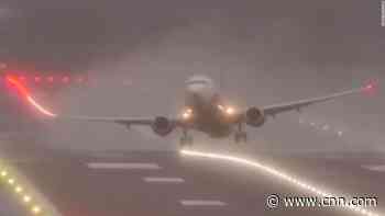 See pilot's nerve-wracking landing in storm