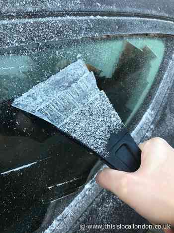 How to de-ice you car windscreen - tips and advice from AA
