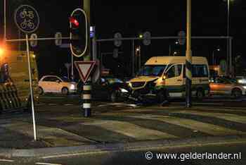 Auto's total loss na aanrijding op drukke kruising in Arnhem