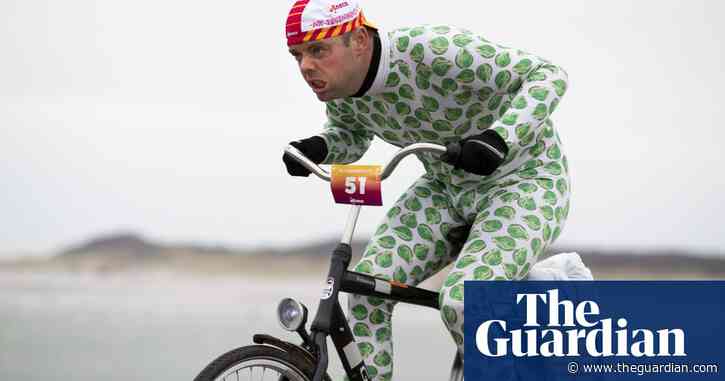 Headwind cycling, a mascot's flying slam dunk and extreme rollerblading | Classic YouTube