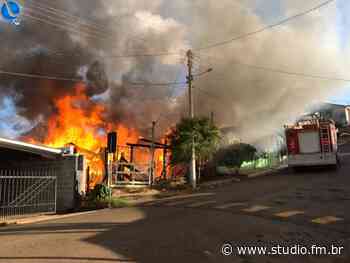 Duas casas são consumidas pelo fogo em Lagoa Vermelha | Rádio Studio 87.7 FM - Rádio Studio 87.7 FM