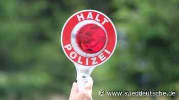 Verkehr - Gera - Autofahrer mit massiv überladenem Anhänger unterwegs - Süddeutsche Zeitung