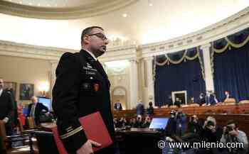 Tras juicio político contra Donald Trump, despiden a coronel - Milenio