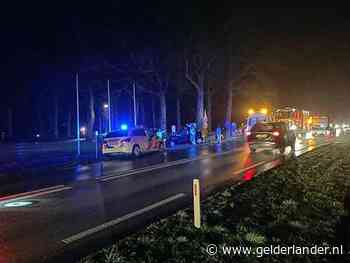 Twee gewonden bij ongeval waarbij auto tegen schakelkast wordt gekatapulteerd