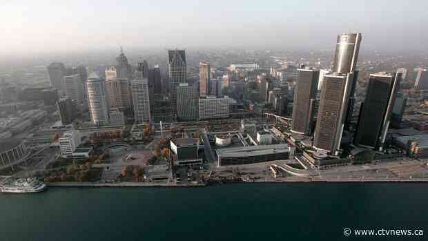 Man who swam to U.S. from Canada to deliver books is released from custody