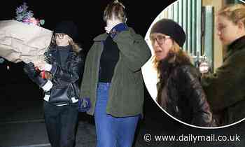 Felicity Huffman and her daughters take in dad William H. Macy's play in Downtown Los Angeles