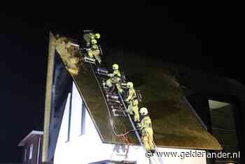 Gespecialiseerd team brandweer weet vuur in rieten dak woning Harskamp tijdig te blussen