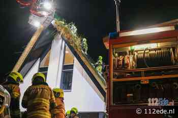 Brand in rieten kap van woning in Harskamp