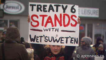 Hundreds of people clog downtown Saskatoon to support Wet’suwet’en hereditary chiefs - APTN News