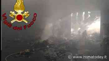 Incendio a Pomezia: fiamme nel capannone per il recupero della carta