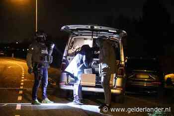 Zwaarbewapende, gemaskerde agenten zoeken tevergeefs naar vuurwapens in boerderij Heteren