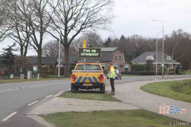 Personenauto veroorzaakt flink oliespoor op de Harskamperweg in Otterlo
