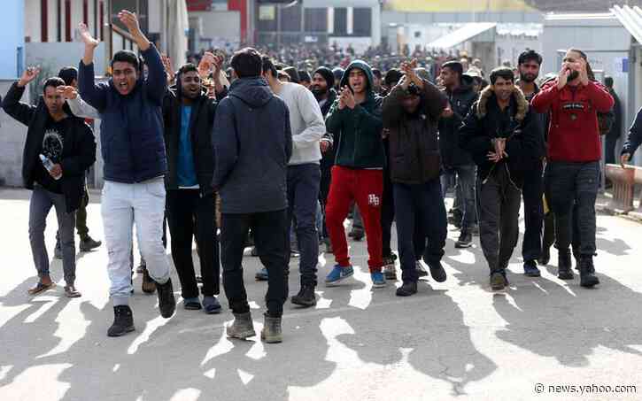 Bosnian police tussle with migrants protesting over camp conditions