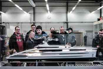 Nachtkastje met 16 laklagen en exclusief roggenleer? ‘A’t mien vrouw dat now maor niet in slaapkamer wil’