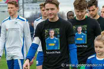 Stilte, applaus en fakkels; emotioneel laatste eerbetoon aan de nummer 6 van RKHVV Paco Geutjes