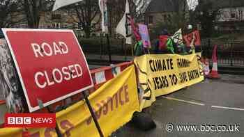 Extinction Rebellion activists block Cambridge roads