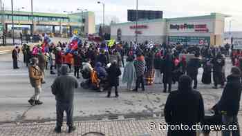 Anti-pipeline protesters block international bridge in Niagara Falls in support of Wet'suwet'en