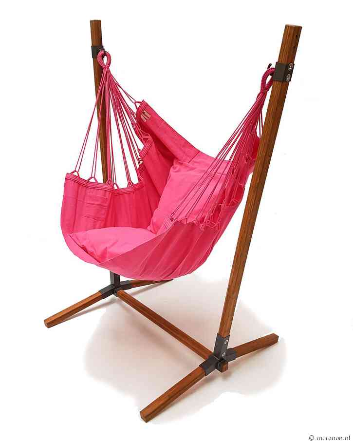 Roze hangstoel NewLine met Bamboe hangstoelstandaard.