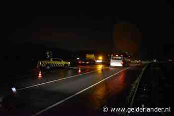 A15 bij knooppunt Ressen dicht door ongeluk: auto over de kop