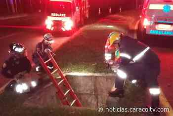 Bomberos de Sabaneta rescatan a motociclista que cayó a un sumidero de aguas lluvias - Noticias Caracol