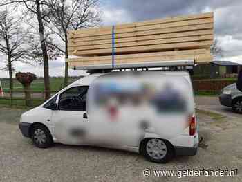 Auto met veel te veel hout van de weg gehaald: ‘Onverantwoord’