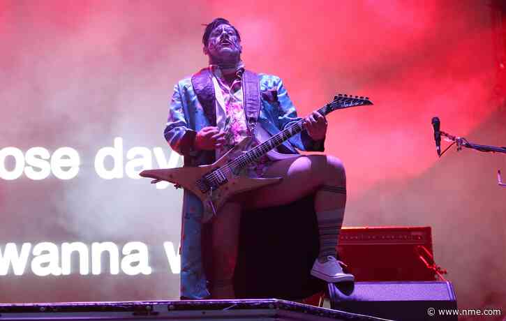 Limp Bizkit guitarist Wes Borland has been playing gigs with a broken hand