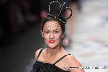 Duizenden Britten woest op roddelpers na zelfdoding Love Island-presentatrice