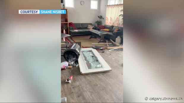 Thieves steal empty ATM after smashing truck into business east of Calgary