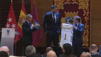 El 'momentazo' entre Almeida, atlético confeso, y Florentino con la camiseta del Madrid - AS