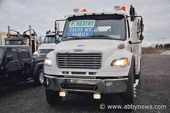 VIDEO: Convoy of forest industry supporters on its way to Victoria