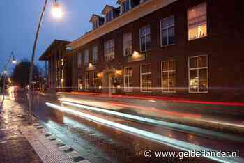 Moeke krijgt langzaam grijze haren van haar komst naar Ede