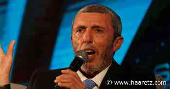 Israeli teacher faces reprimand for tossing apple at Netanyahu at campaign rally - Haaretz