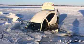 2 Toronto residents escape unhurt after car falls through ice on Lake Simcoe - Global News